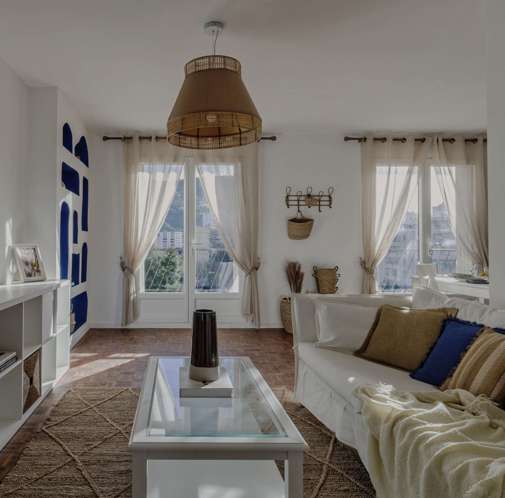 Immagine di un grande soggiorno mediterraneo aperto con pareti bianche, parquet scuro, nessun camino, TV a parete e pavimento marrone