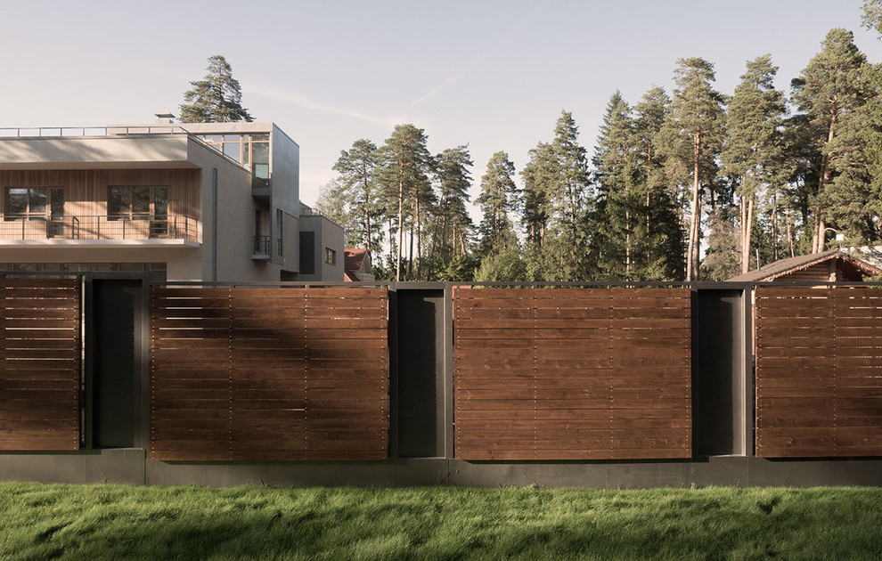 Ритмический рисунок ограждения территории.