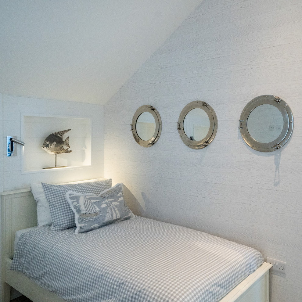 Imagen de dormitorio infantil de 4 a 10 años y abovedado costero de tamaño medio con paredes blancas, suelo laminado, suelo gris y machihembrado