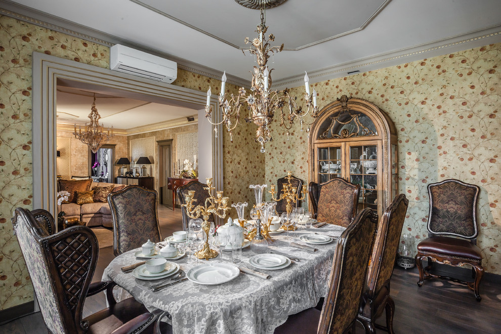 Design ideas for a traditional dining room in Moscow.