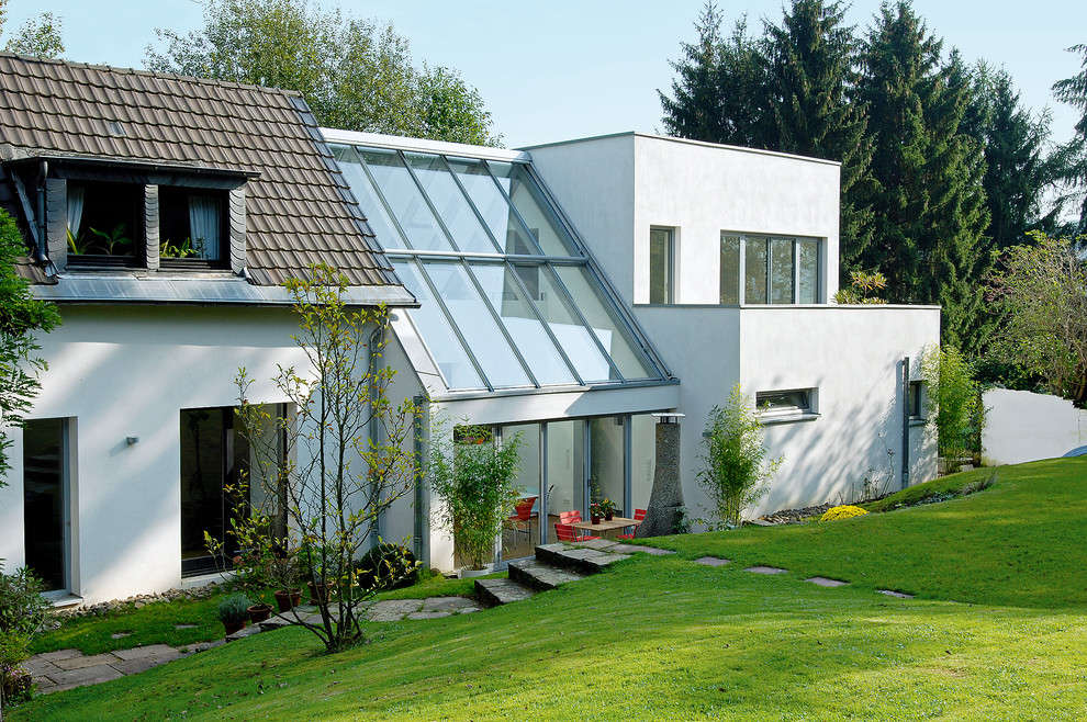 Mittelgroßer Moderner Wintergarten mit Glasdecke und braunem Boden in Köln