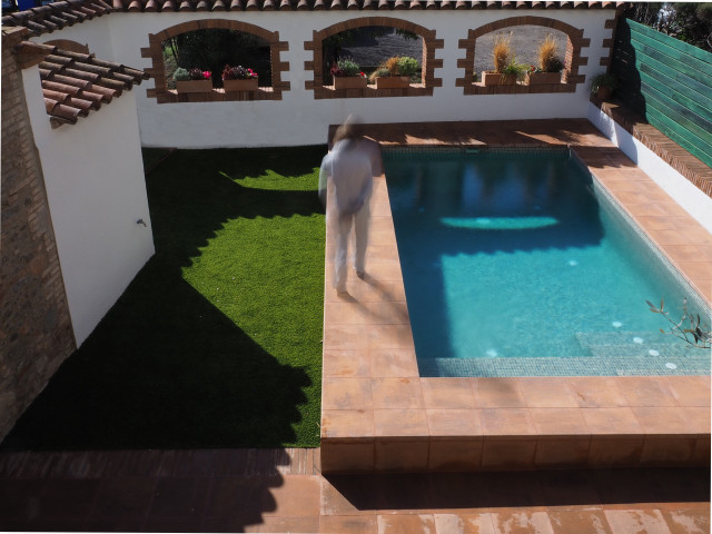 PIscine dans vieille Maison mediterranean-pools-and-hot-tubs