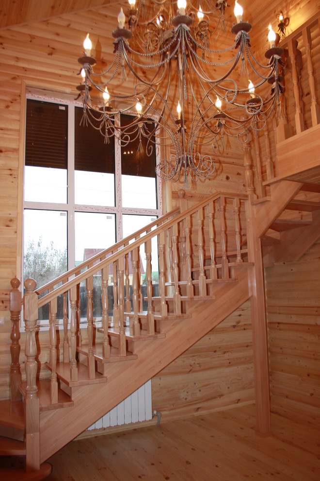 Буковая лестница в цвет дерева без подступят