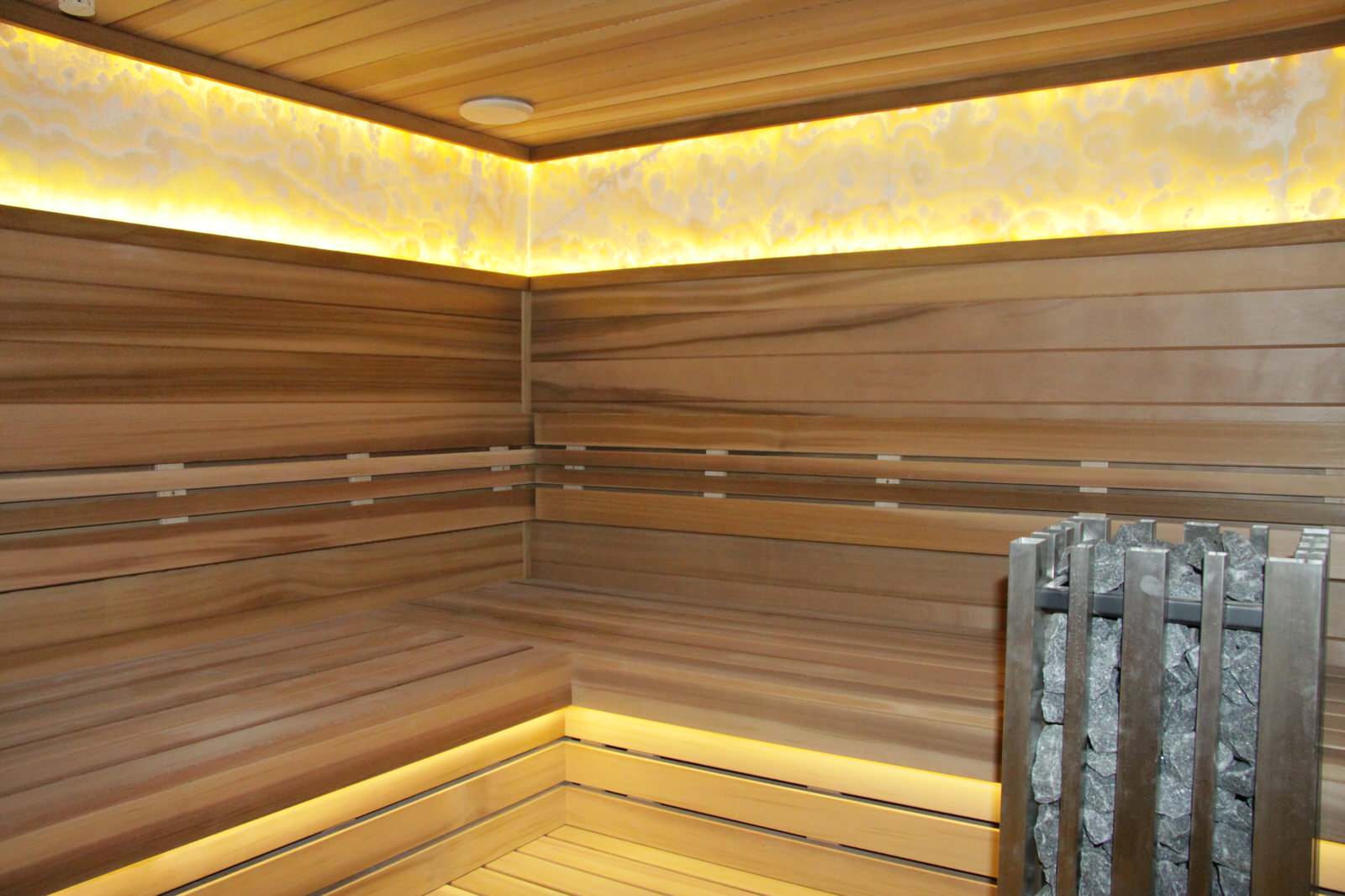 Сауна из кедра панно из оникса