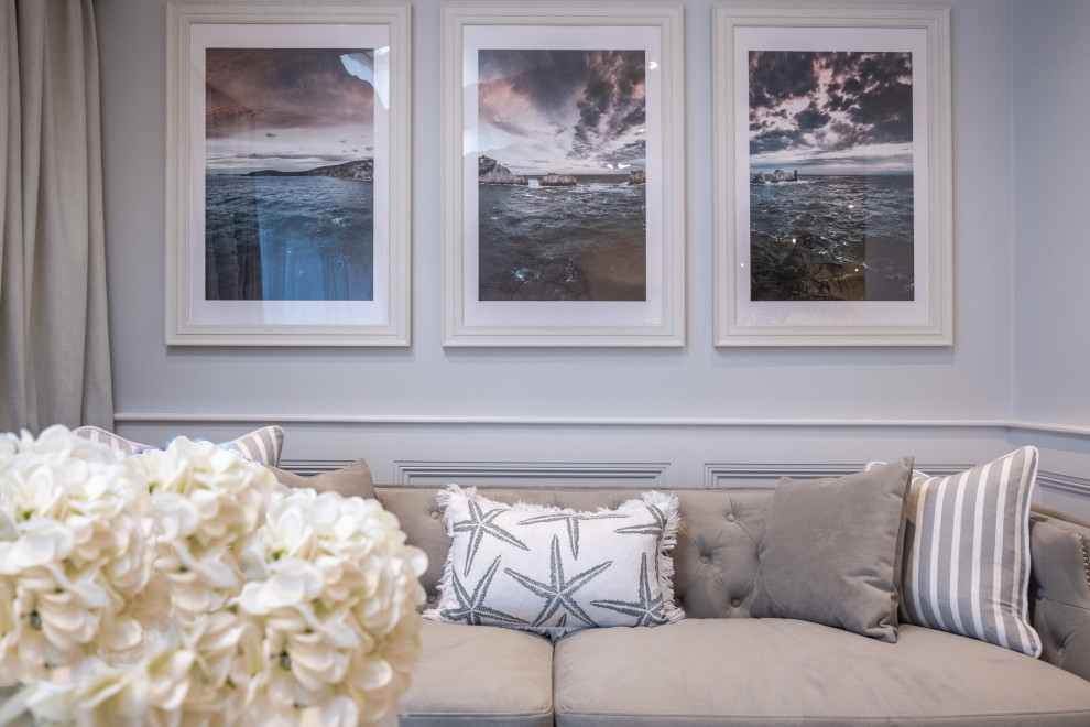 Foto de salón abierto y abovedado costero de tamaño medio sin chimenea con paredes blancas, suelo laminado, televisor independiente y suelo gris
