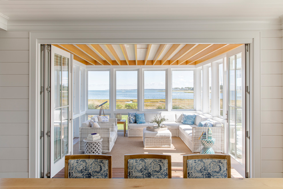 Esempio di una grande veranda stile marino con pavimento in legno massello medio, soffitto classico e pavimento marrone