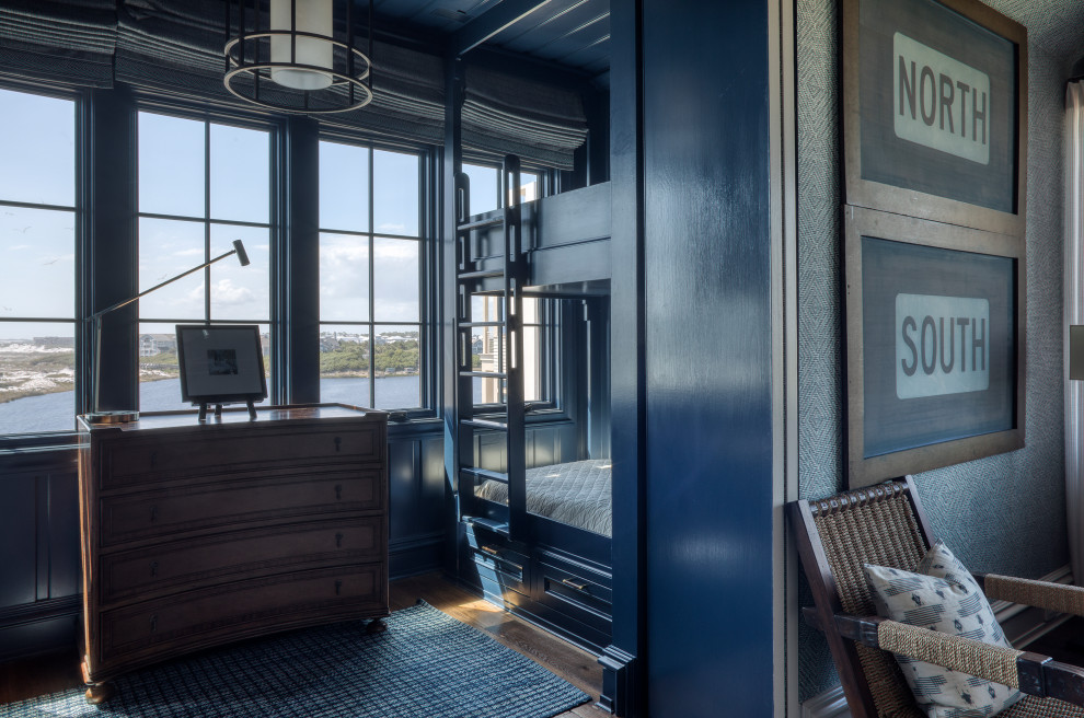 Идея дизайна: большая гостевая спальня (комната для гостей) в морском стиле с синими стенами, темным паркетным полом, коричневым полом, деревянным потолком и панелями на части стены