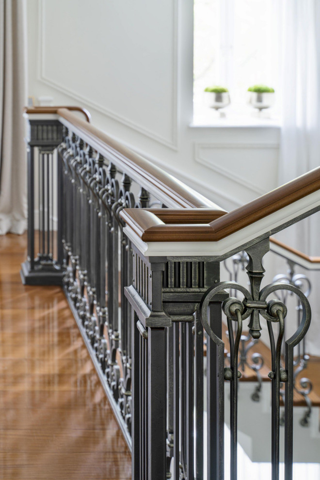 Лесничное ограждение в большом доме