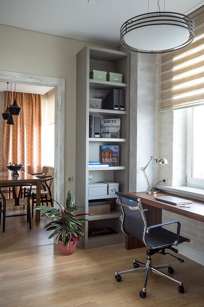 This is an example of a contemporary home office in Moscow with a built-in desk.