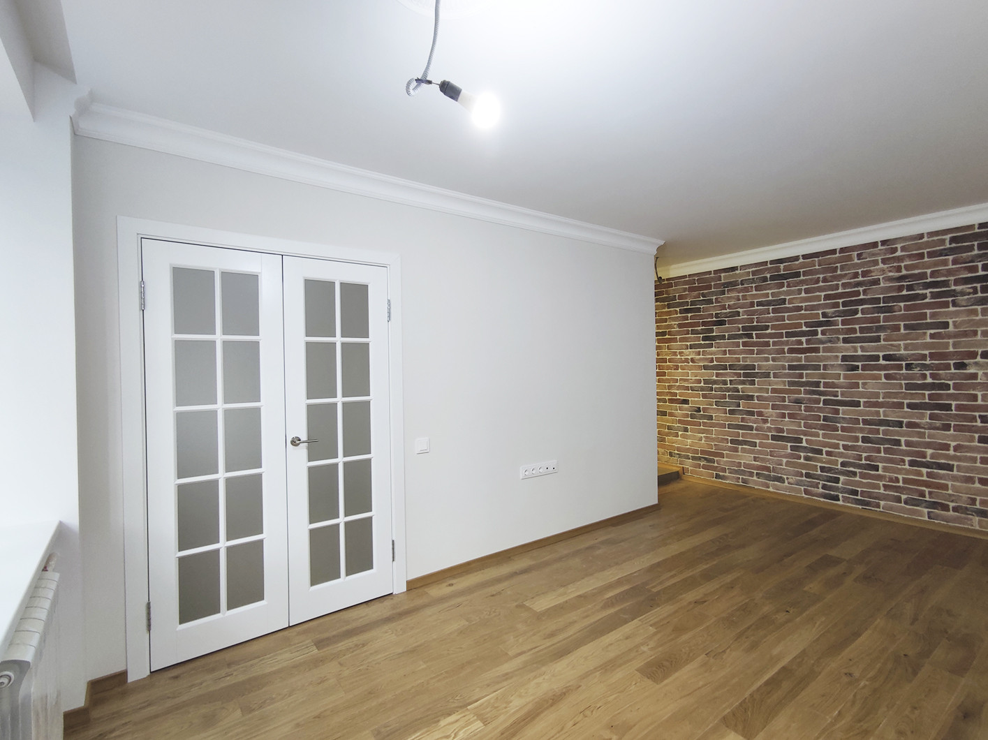 Гостиная с кирпичной стеной