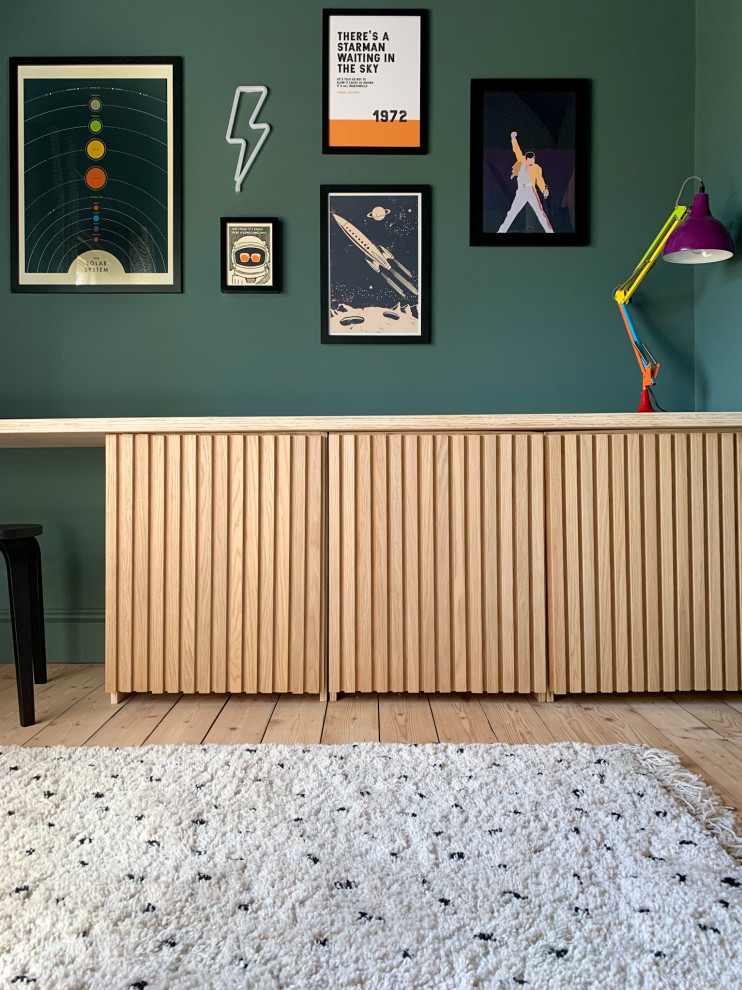 Idéer för små vintage könsneutrala barnrum kombinerat med sovrum och för 4-10-åringar, med gröna väggar, ljust trägolv och brunt golv