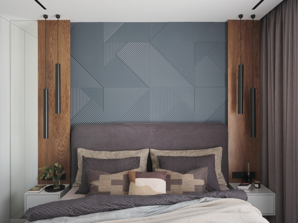 Пример оригинального дизайна: хозяйская спальня среднего размера в современном стиле с серыми стенами, полом из керамогранита, коричневым полом, панелями на части стены и акцентной стеной