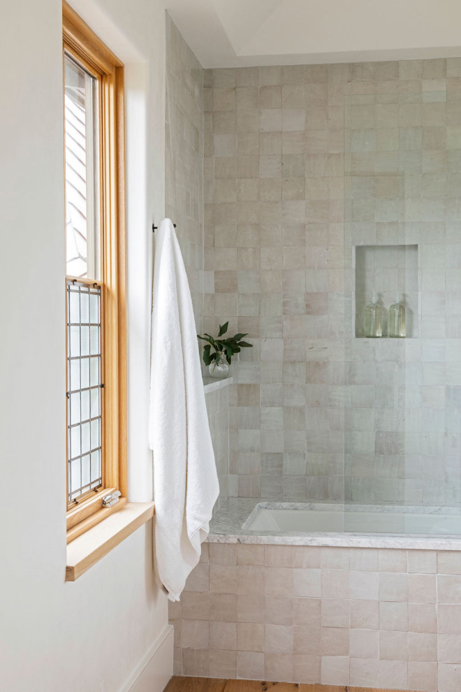 Exempel på ett stort maritimt flerfärgad flerfärgat en-suite badrum, med bruna skåp, en dusch/badkar-kombination, vita väggar, ljust trägolv, ett avlångt handfat, marmorbänkskiva, brunt golv och dusch med skjutdörr