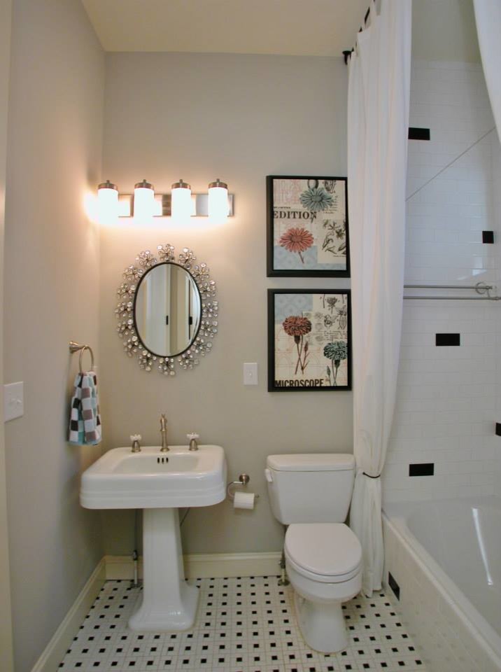 Photo of a traditional kids bathroom in Atlanta with a pedestal sink, a two-piece toilet, white tile, ceramic tile, beige walls, ceramic floors, a shower/bathtub combo, multi-coloured floor and a shower curtain.