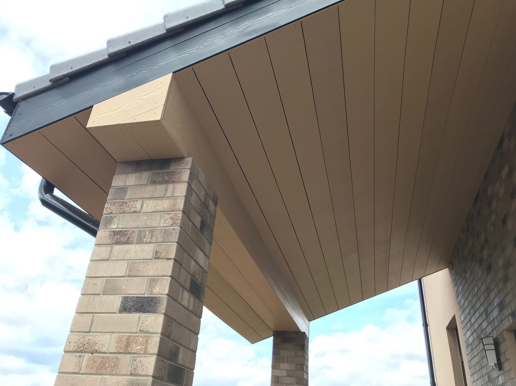 Подшивка свесов фиброцементным сайдингом Cedral.