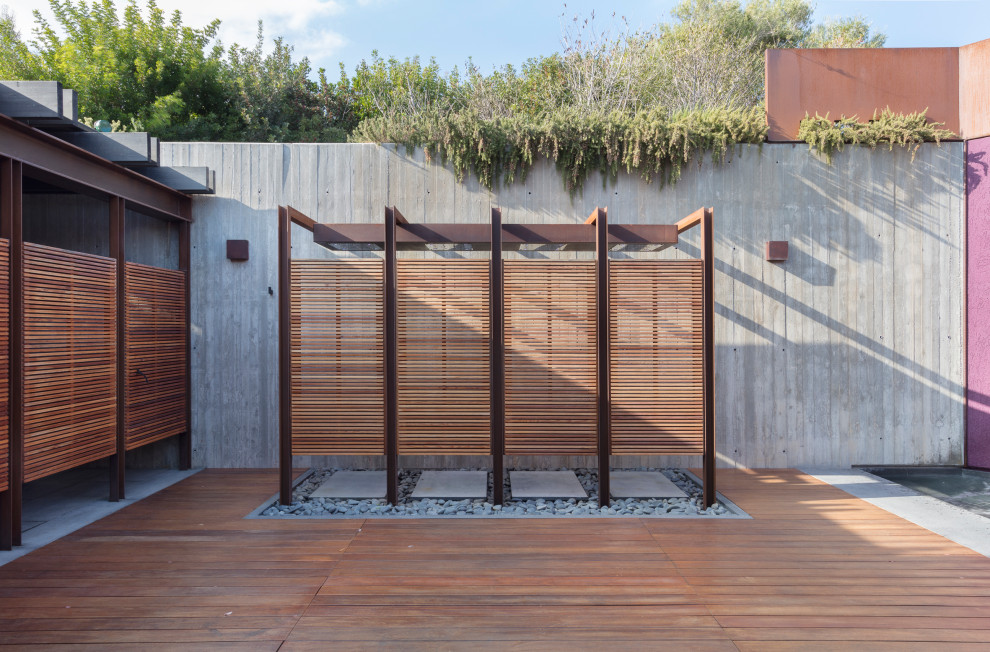 Idée de décoration pour une très grande piscine minimaliste sur mesure avec des solutions pour vis-à-vis et une cour.