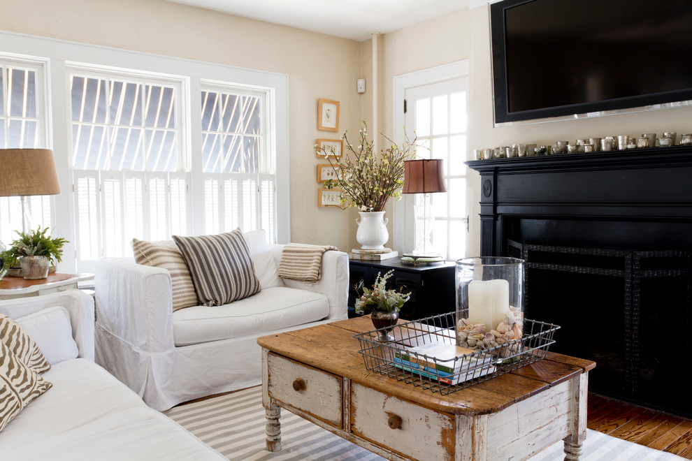 Example of an eclectic living room design in New York