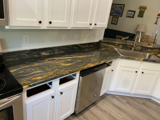 Magma Gold Granite Countertop Dark Brown Shaker Cabinet Multi Color Tile  Backs…  Granite countertops kitchen, Brown granite countertops, Granite  countertops colors