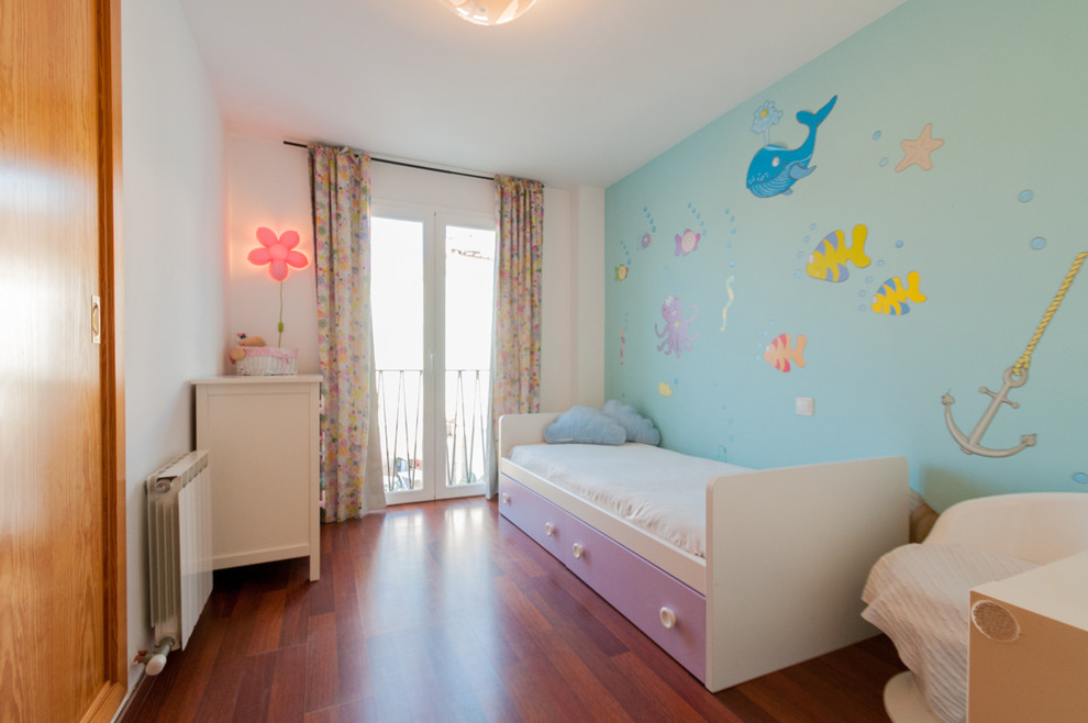 Imagen de dormitorio infantil de 4 a 10 años tradicional renovado de tamaño medio con paredes multicolor y suelo de madera oscura