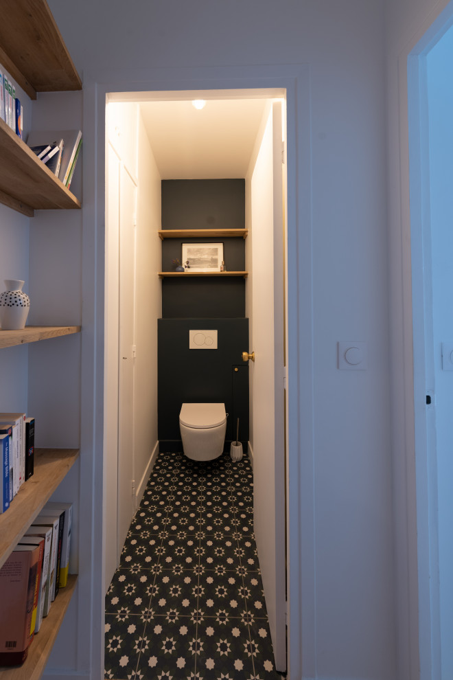 Gästetoilette mit Wandtoilette, blauer Wandfarbe, Zementfliesen für Boden und blauem Boden in Paris