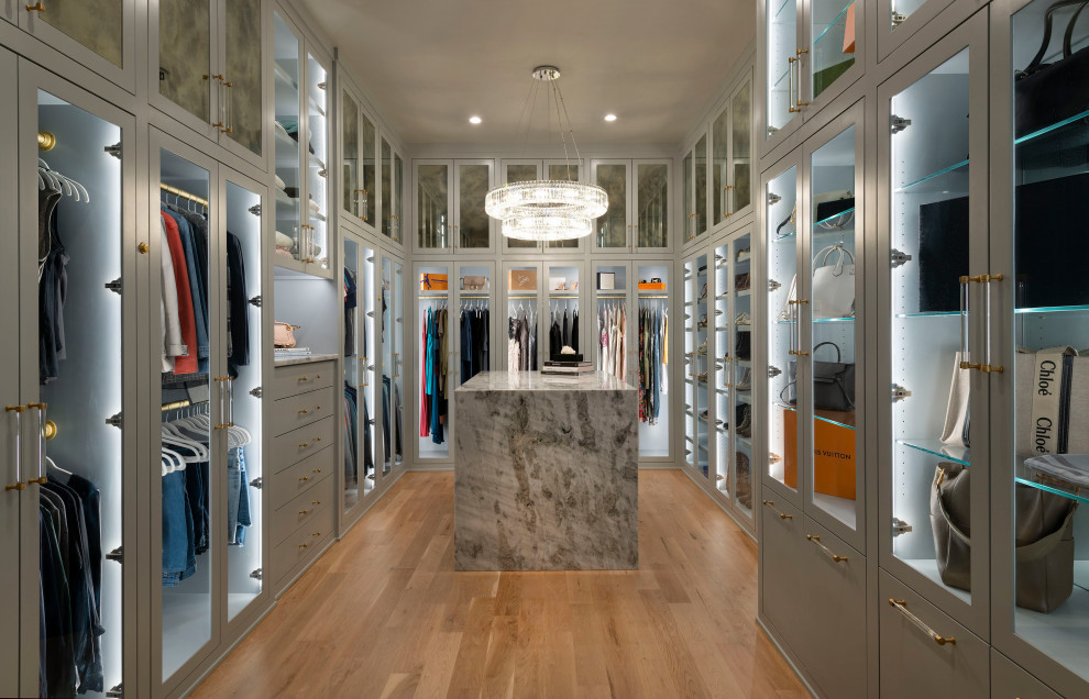 Großer, Neutraler Moderner Begehbarer Kleiderschrank mit Schrankfronten im Shaker-Stil, grauen Schränken, hellem Holzboden und beigem Boden in Dallas