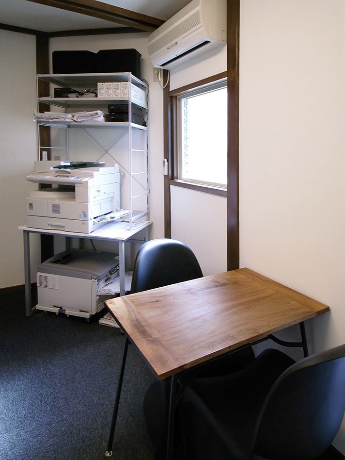 На фото: кабинет с белыми стенами, ковровым покрытием, отдельно стоящим рабочим столом, серым полом, потолком с обоями и обоями на стенах без камина