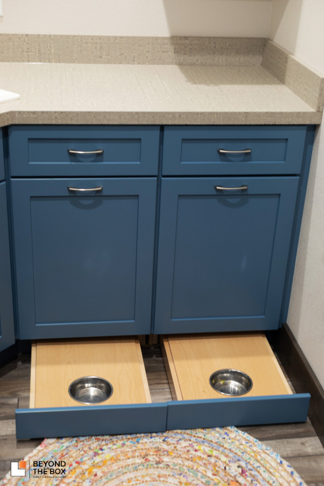 Foto di una piccola sala lavanderia tradizionale con lavello da incasso, ante lisce, ante blu, top in laminato, pareti beige, pavimento in legno massello medio, lavatrice e asciugatrice affiancate e top beige