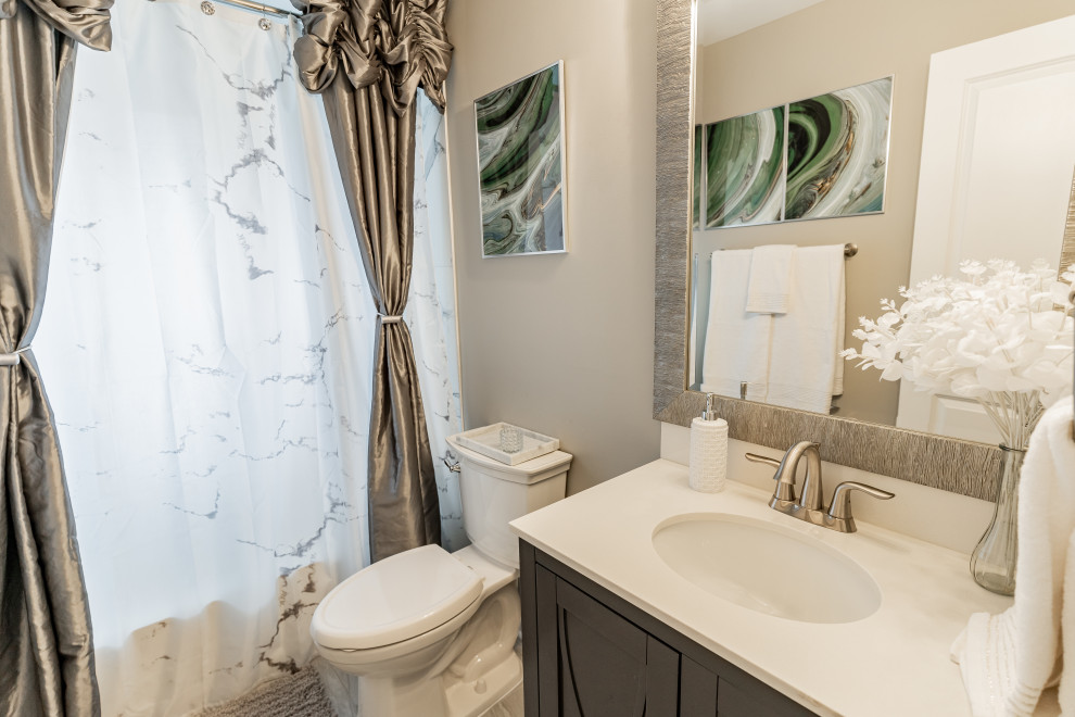 Exempel på ett modernt vit vitt badrum, med skåp i shakerstil, grå skåp, ett badkar i en alkov, en dusch/badkar-kombination, en toalettstol med hel cisternkåpa, flerfärgad kakel, keramikplattor, grå väggar, klinkergolv i keramik, granitbänkskiva, flerfärgat golv och dusch med duschdraperi
