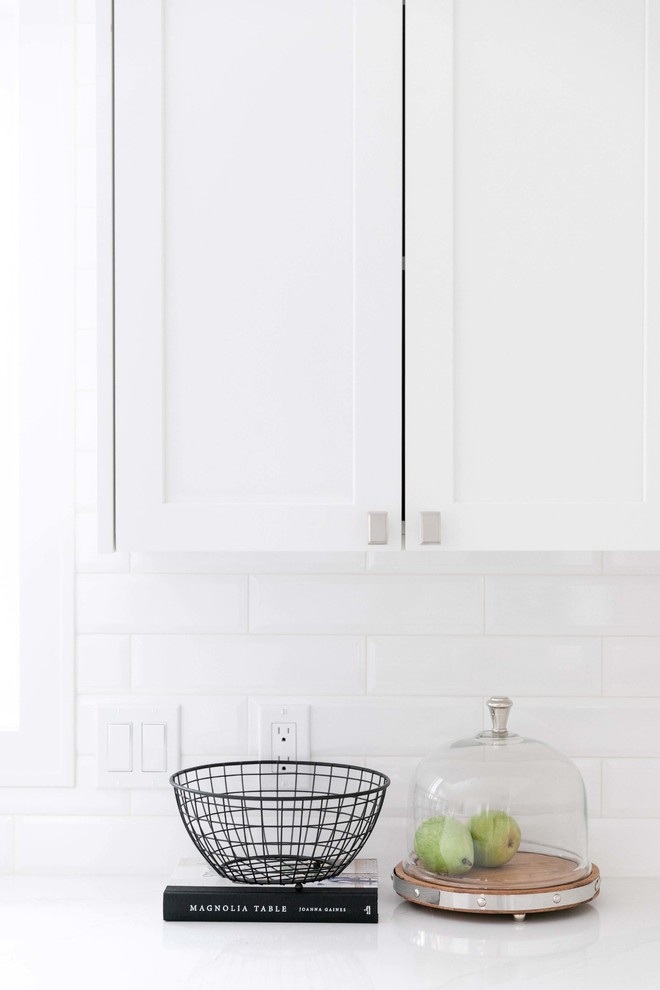 Eat-in kitchen - large transitional u-shaped medium tone wood floor and brown floor eat-in kitchen idea in Calgary with an undermount sink, shaker cabinets, white cabinets, quartzite countertops, white backsplash, subway tile backsplash, stainless steel appliances, an island and white countertops