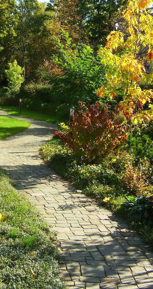 Дорожка из натурального камня красива и днем, и вечером.