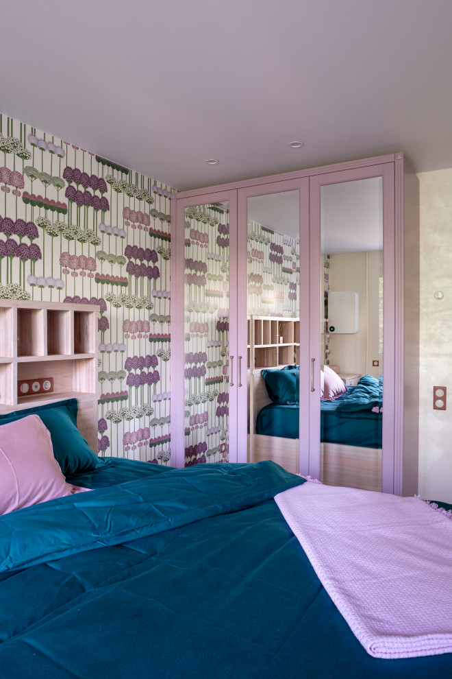 Пример оригинального дизайна: хозяйская спальня среднего размера в современном стиле с светлым паркетным полом, акцентной стеной и кроватью в нише