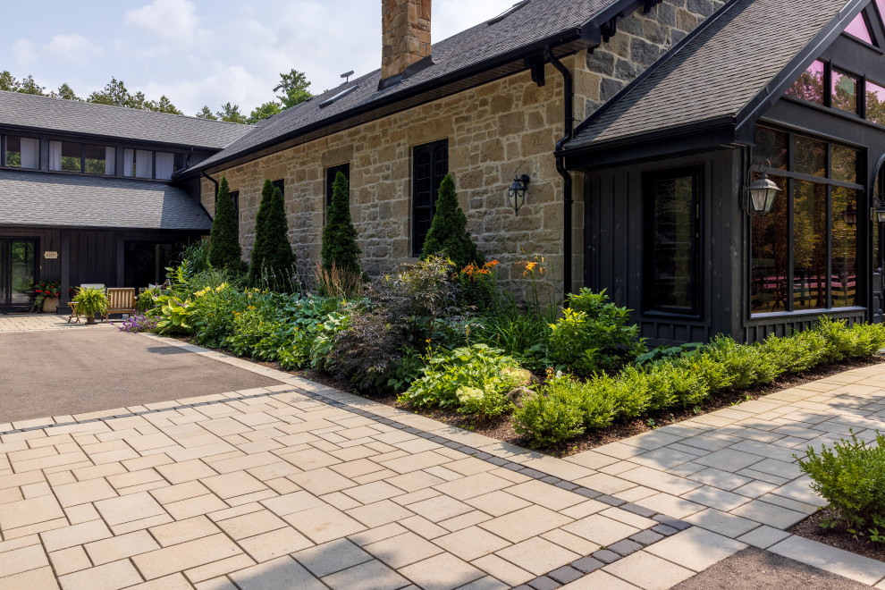 Inspiration for a transitional landscaping in Toronto.