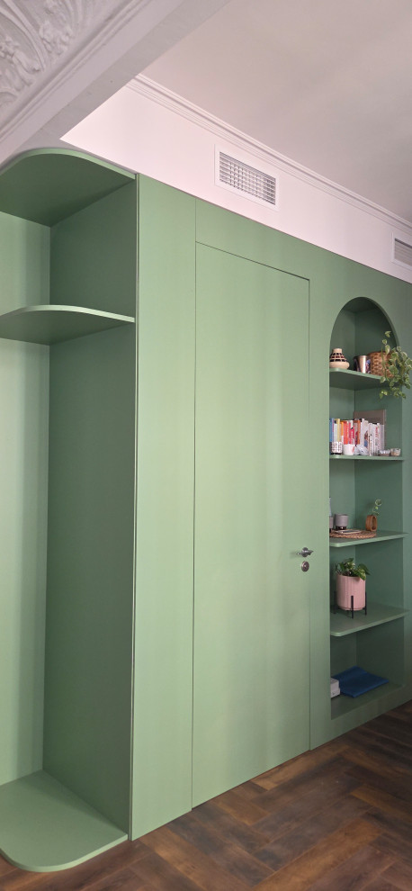 Modelo de comedor de cocina tradicional renovado de tamaño medio con suelo de madera oscura, suelo marrón, paredes verdes y casetón