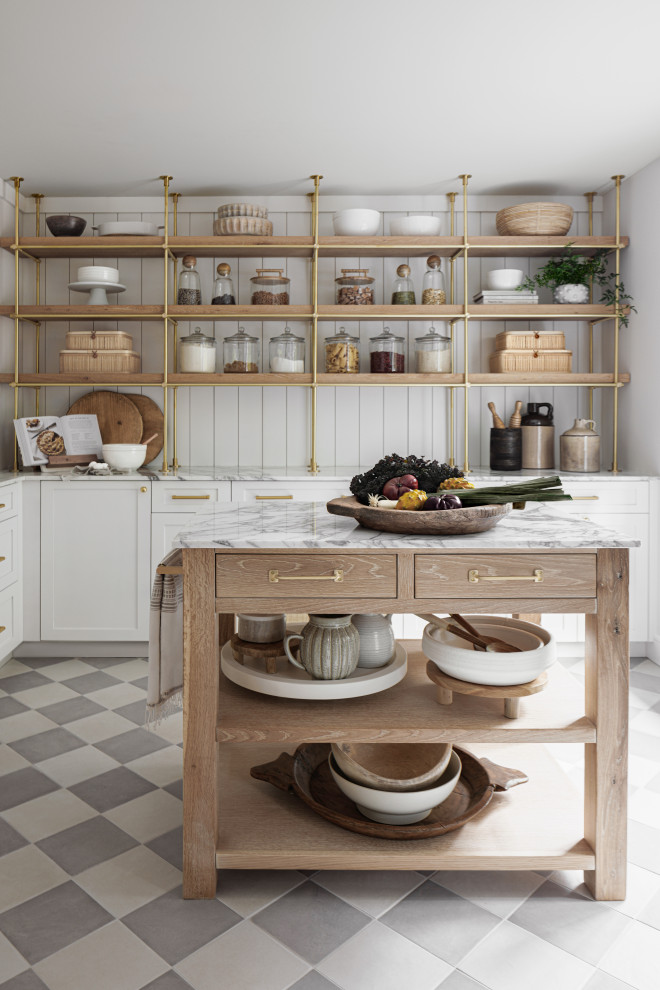 Exempel på ett stort klassiskt flerfärgad flerfärgat kök, med släta luckor, vita skåp, marmorbänkskiva, vitt stänkskydd, integrerade vitvaror, klinkergolv i keramik, en köksö och grått golv