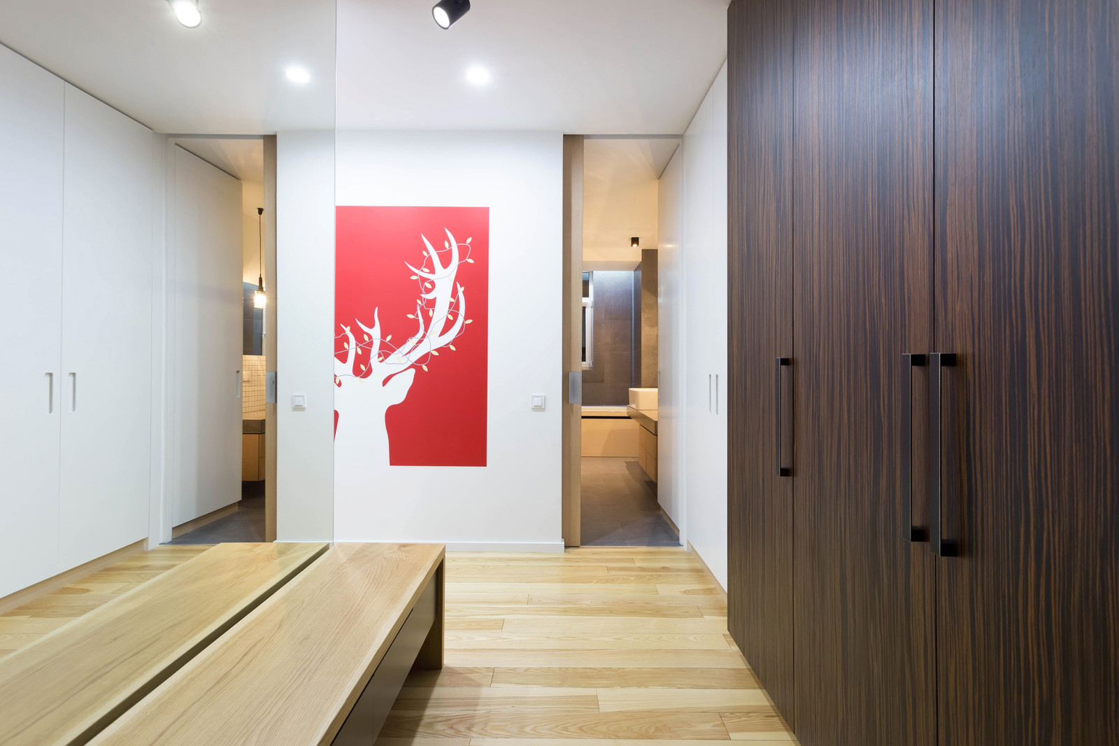 APARTMENT WITH A DEER