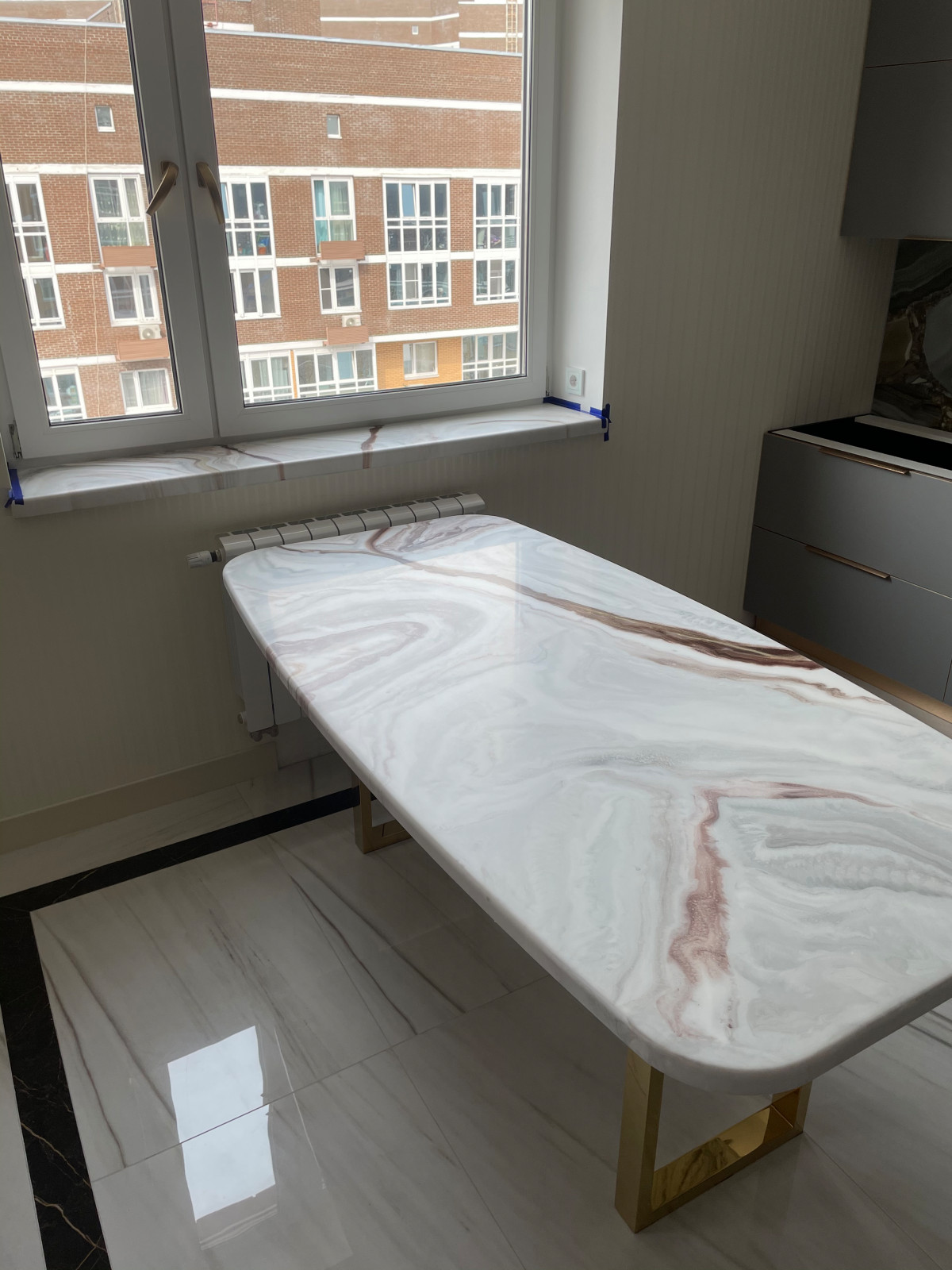 Обеденный стол с подстольем, покрытым нитрид титаном