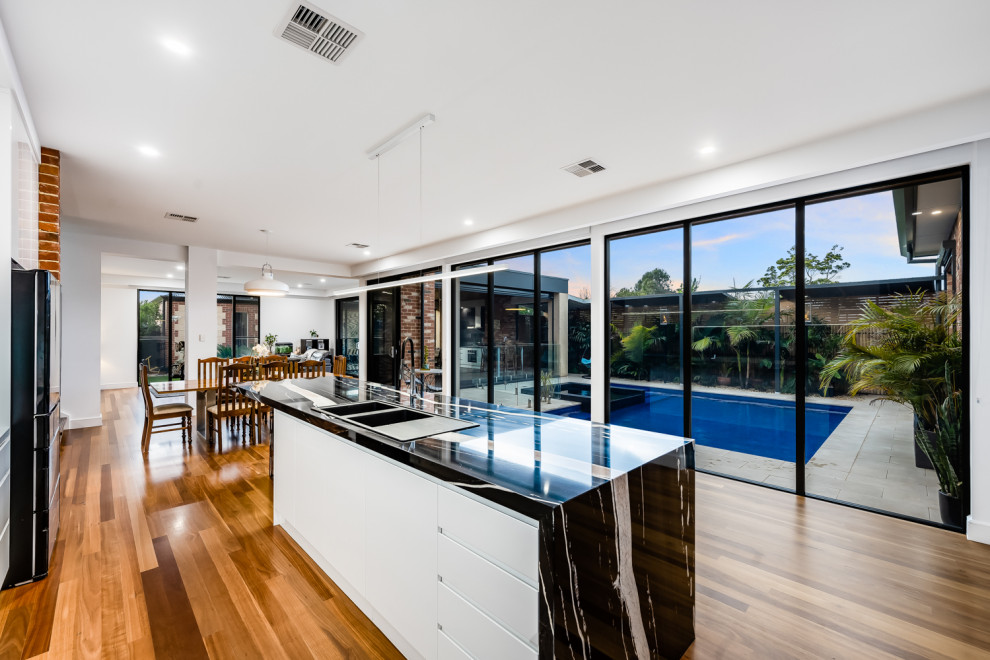 Zweizeilige, Große Moderne Küche mit Kücheninsel in Adelaide