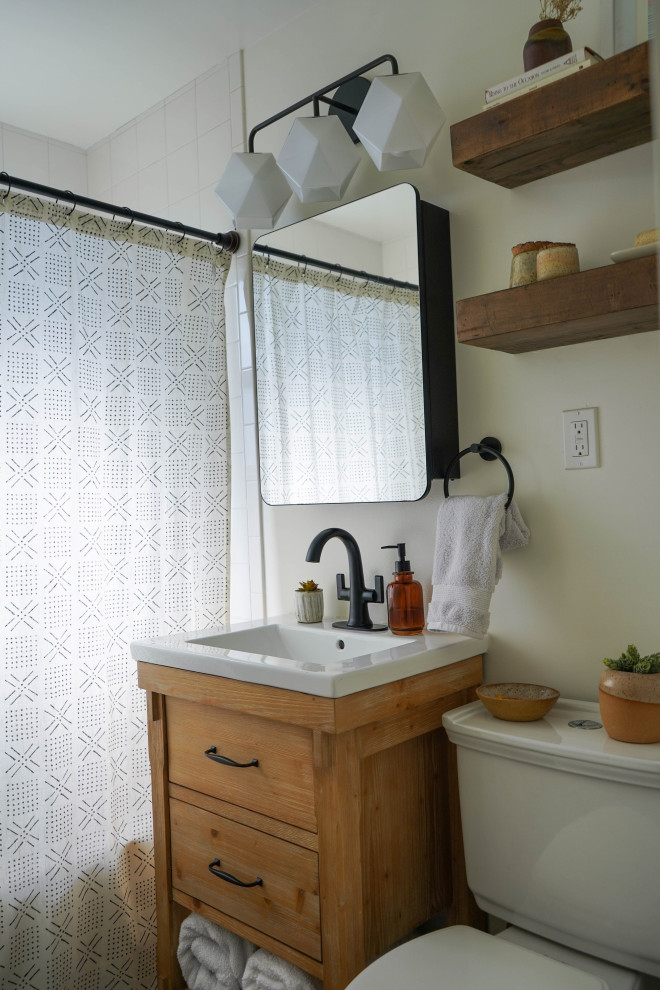 Imagen de cuarto de baño marinero grande con paredes blancas y suelo de madera clara