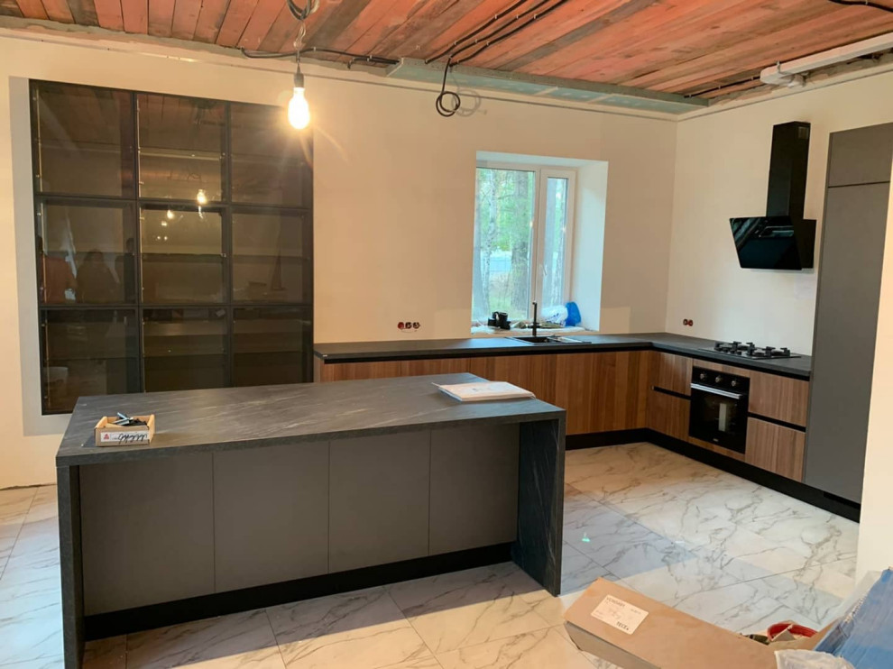 Кухня с фасадами TSS CLEAF и натуральным шпоном ореха