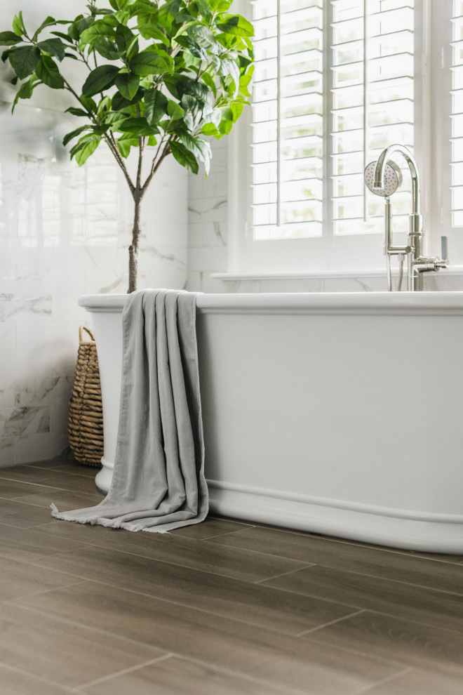 Esempio di una grande stanza da bagno padronale classica con vasca freestanding, piastrelle bianche, piastrelle in gres porcellanato, pareti grigie, pavimento in gres porcellanato e pavimento marrone