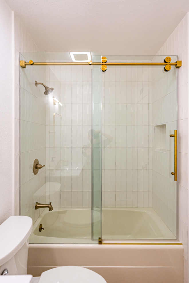 Идея дизайна: ванная комната в современном стиле с душем над ванной, унитазом-моноблоком, белой плиткой, керамической плиткой, белыми стенами, душевой кабиной, душем с раздвижными дверями, балками на потолке и деревянными стенами