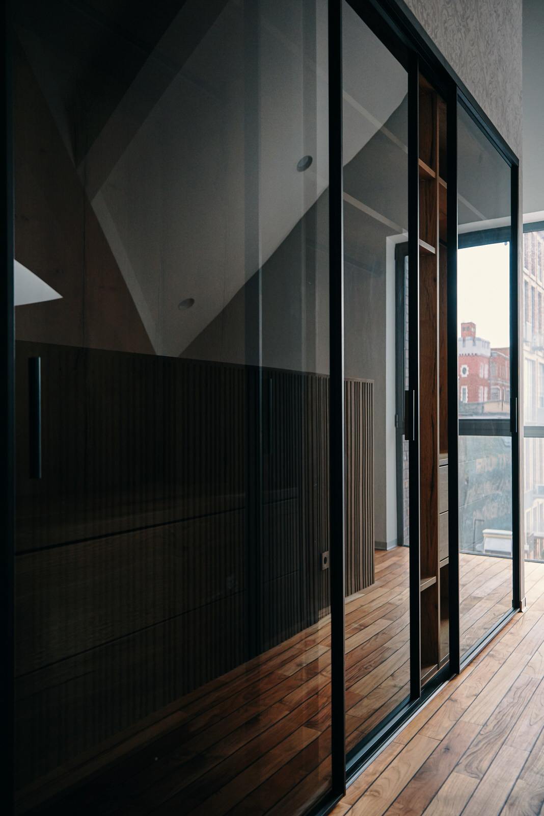 Шкаф-купе raumplus с тонированными дверьми в черном профиле S1200