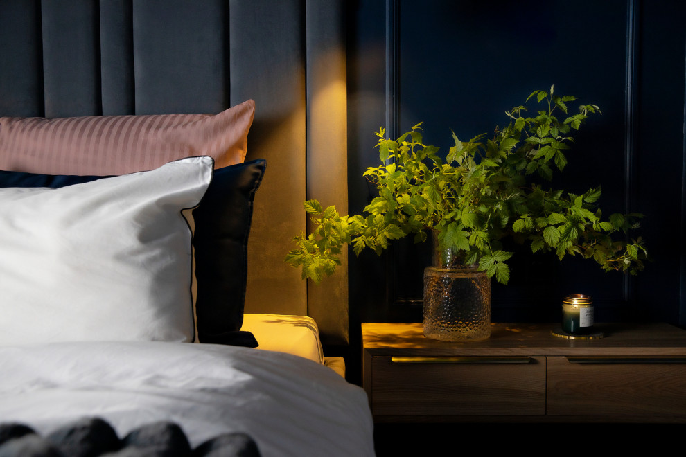 Роскошная синяя спальня на мансардном этаже