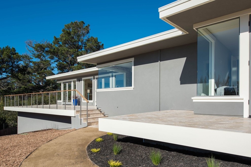 Inspiration for a mid-sized transitional backyard deck remodel in Orange County with no cover