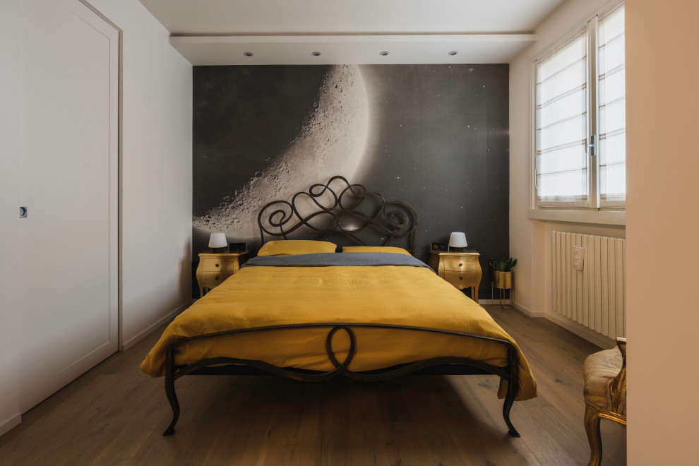 Großes Eklektisches Hauptschlafzimmer mit beiger Wandfarbe, hellem Holzboden und beigem Boden in Mailand