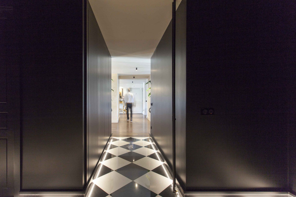 Стильный дизайн: коридор: освещение в стиле фьюжн с черными стенами, мраморным полом и разноцветным полом - последний тренд