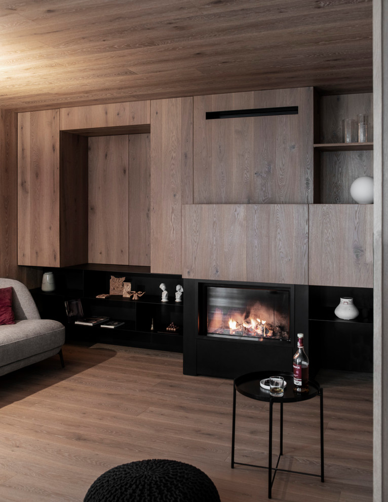 На фото: парадная, открытая гостиная комната в стиле модернизм с темным паркетным полом, подвесным камином, фасадом камина из металла, коричневым полом, деревянным потолком и деревянными стенами