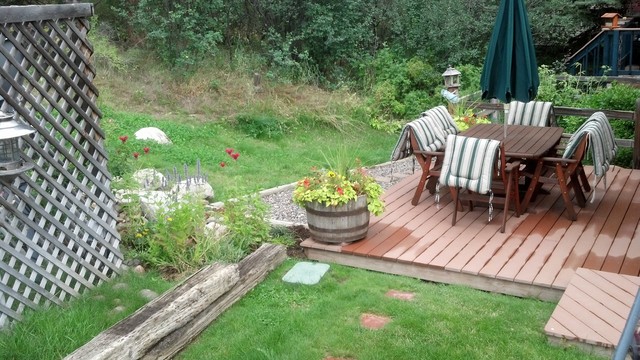 patio at base of water feature rustik-traedaeck