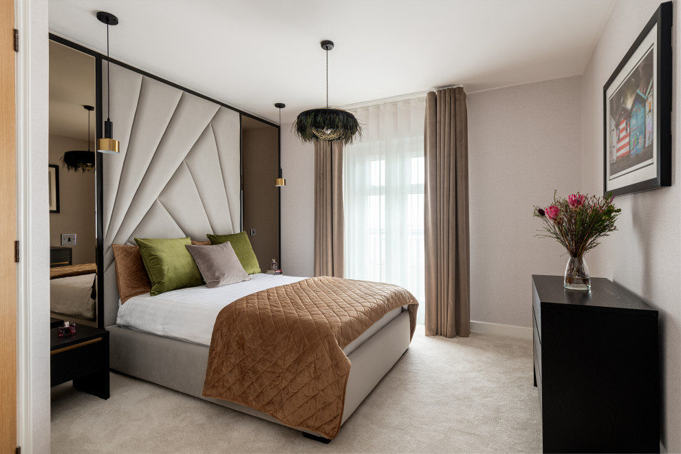 Modelo de dormitorio principal contemporáneo de tamaño medio con paredes beige, moqueta, suelo beige y papel pintado