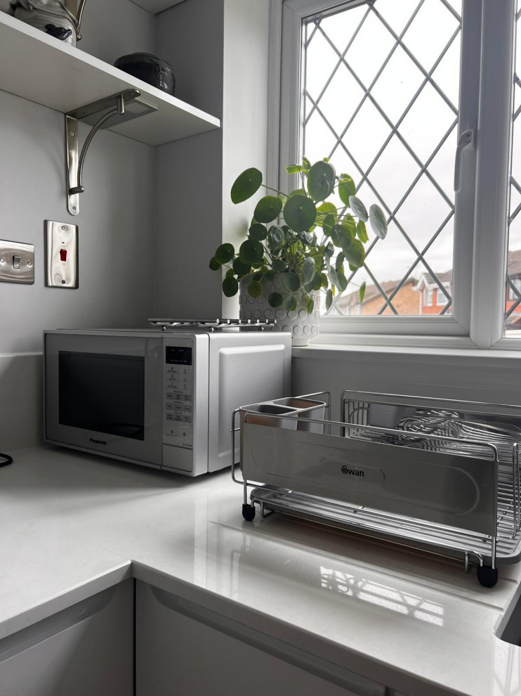 The Groby Kitchen - Goscote MTM Europe J Pull in White Gloss
